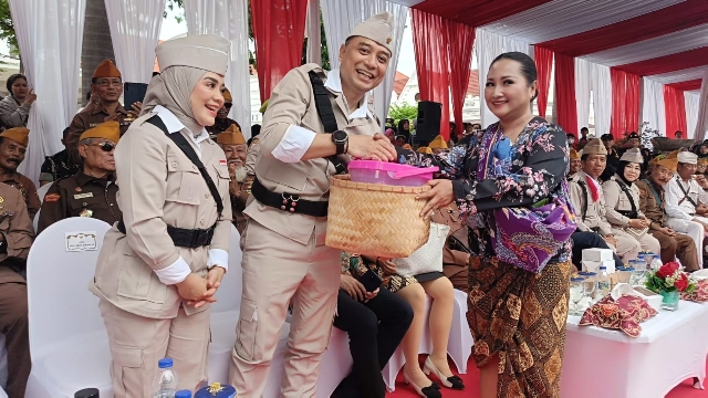 Bagikan Makanan Berbungkus Daun Pisang, Tim Dapur Umum Mbok Dar Martir Semarakkan Parade Surabaya Juang