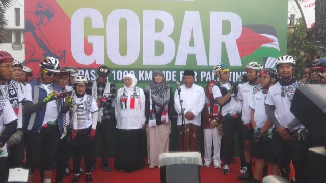 Gubernur Khofifah Lepas Peserta “1000 KM Ride for Palestine 2” dari Tugu Pahlawan Surabaya