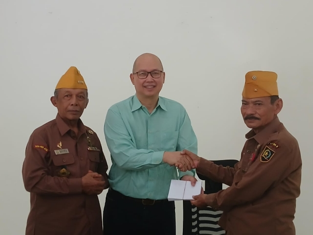 Peringati Hari Pahlawan, Keluarga Almarhum Benny Tumbel Beri Penghargaan kepada Veteran