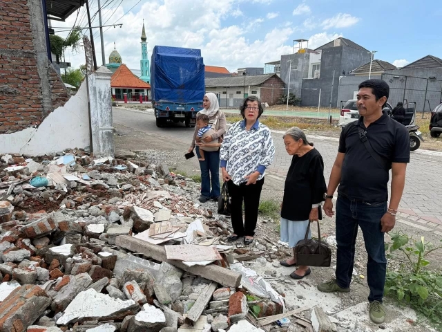 Biadab! Nenek Usia 80 Tahun Diusir Paksa dan Rumah Diratakan oleh Oknum Ormas