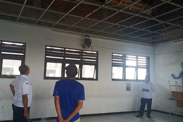 Angin Kencang, Plafon Kelas SMPN 60 Surabaya Runtuh