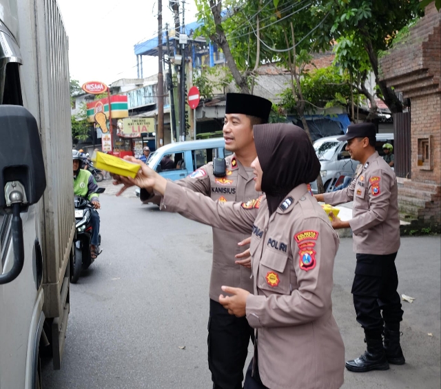 Polsek Taman Berbagi Makanan di Jalan Raya Wonocolo Sidoarjo, dalam Jumat Berkah