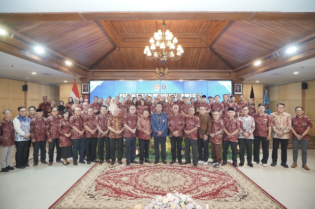 PWI Pusat Anugerahkan Anggota Kehormatan kepada Sultan HB X