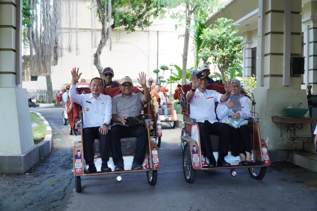 Duaratus Tukang Becak di Lamongan Terima Bantuan Becak Listrik dari Presiden Prabowo