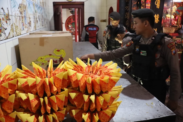Polres Pelabuhan Tanjung Perak Sterilisasi Klenteng dalam Memberikan Rasa Aman saat Perayaan Imlek