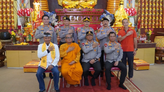 Kapolrestabes Surabaya Dampingi Kapolda Jatim Tinjau Perayaan Imlek di Vihara, Pastikan Aman dan Kondusif