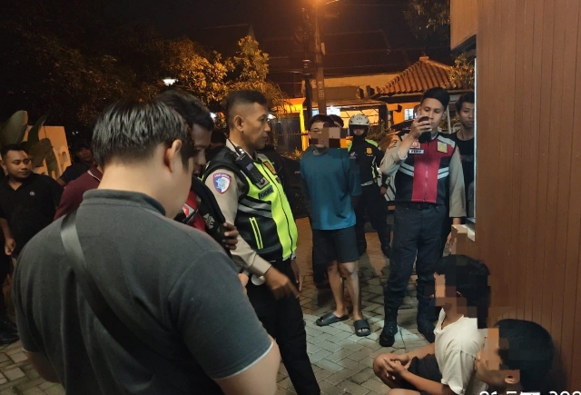 Bersama Warga, Polres Mojokerto Kota Gagalkan Perang Sarung