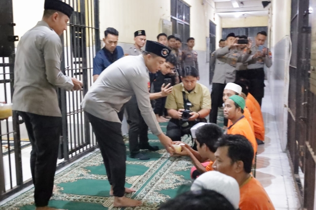 Wujudkan Kepedulian dan Pembinaan di Bulan Ramadhan, Kapolrestabes Surabaya Buka Puasa Bersama Tahanan