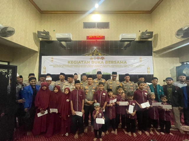 Polres Pelabuhan Tanjung Perak Buka Bersama Insan Pers dan Santuni Anak Yatim dalam Merajut Kebersamaan