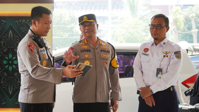 Kapolrestabes Surabaya dampingi Kapolri Tinjau Posko Terpadu Stasiun Surabaya Gubeng