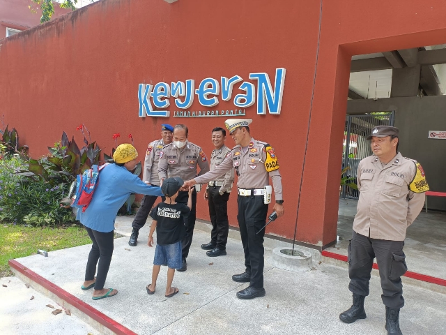 Intensifkan Pengamanan di Wisata Pantai Kenjeran Selama Lebaran oleh Polres  Pelabuhan Tanjung Perak