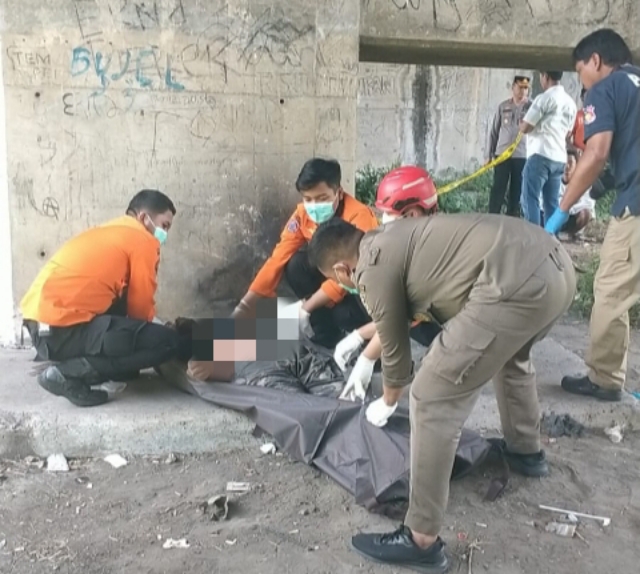 Warga Digegerkan dengan Adanya Penemuan Mayat Seorang Laki-Laki di Bawah Tol, Jl. Siwalankerto Surabaya
