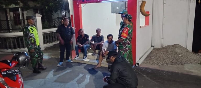 Patroli Malam Babinsa Teras, Perkuat Kamtibmas dan Jalin Kedekatan dengan Warga Mojolegi