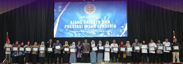 Kepala Dinas Pendidikan Provinsi Jawa Timur Menyerahkan Piagam Awarding Ajang Talenta dan Prestasi Insan Cendikia di Kabupaten Malang