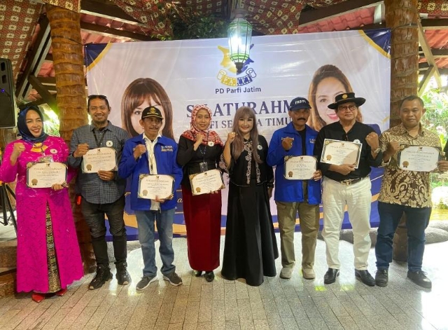 Silaturahmi Diwarnai Penyerahan Novel dan Piagam