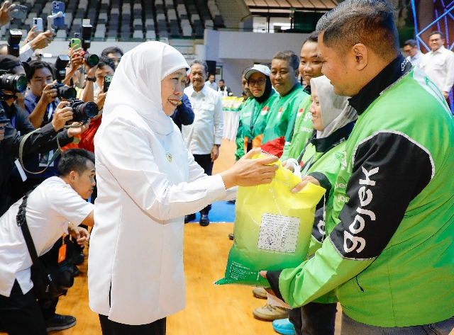 Khofifah Bersama Menko Pangan Bagikan Ratusan Paket Sembako untuk Pengemudi Ojol