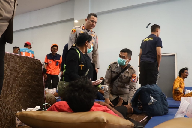 Kapolres Pelabuhan Tanjung Perak Turun Dampingi Korban, Pastikan Penanganan Kebakaran KM Mutiara Sentosa 2 Berjalan Maksimal