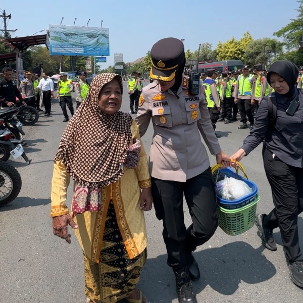 Kedepankan Pelayanan Humanis, Kapolres Kendal Borong Telur Pedagang Kecil Saat Aksi Damai KPUS*