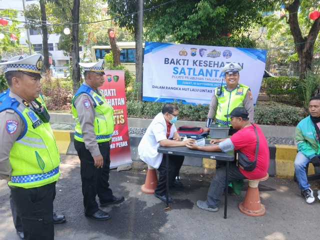Jelang HUT Lalu Lintas ke-71, SatlantasPolres Pelabuhan Tanjung Perak Gelar Pemeriksaan Kesehatan Gratis Bagi Sopir Angkutan dan Ojol