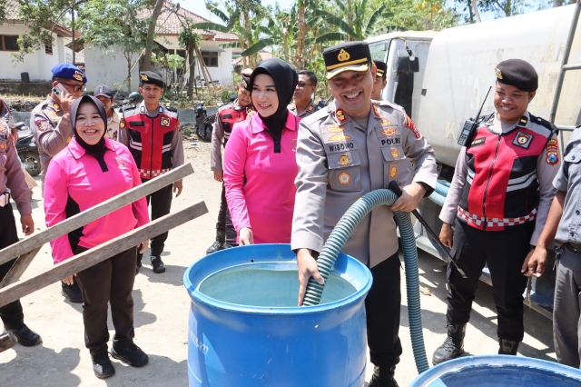 Musim Kemarau Panjang, Polres Bangkalan Droping 48 Ribu Liter Air Bersih ke Warga