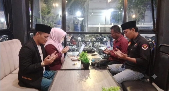 Ketua Forum Pemuda Bangkalan dan Anggota Gelar Doa Bersama untuk Jurnalis yang Hilang di Anak Krakatau