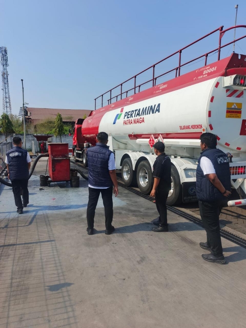 Satreskrim Polres Pelabuhan Tanjung Perak Pantau Pendistribusian BBM di Sejumlah SPBU, Pastikan Berjalan Lancar
