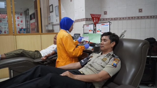Hari Jadi ke-75 Humas Polri, Polrestabes Surabaya Gelar Donor Darah Bersama Masyarakat
